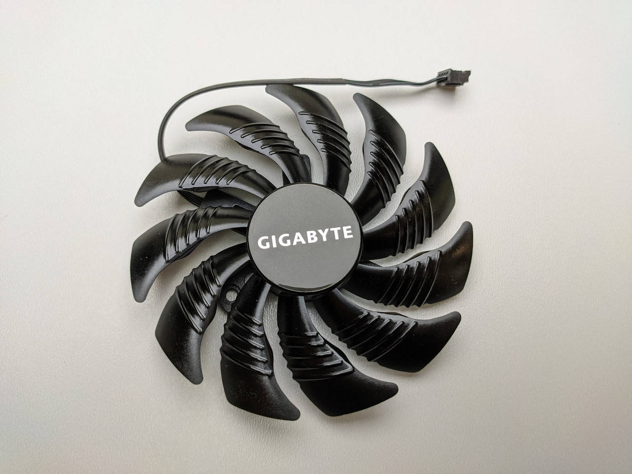 Кулер для видеокарты 87 мм Gigabyte PLD09210S12HH (T129215SU / PLA09215S12H) крепление 40*40*40 мм 4 pin новый
Кулер для видеокарты 87 мм Gigabyte PLD09210S12HH (T129215SU / PLA09215S12H) крепление 40*40*40 мм 4 pin новый