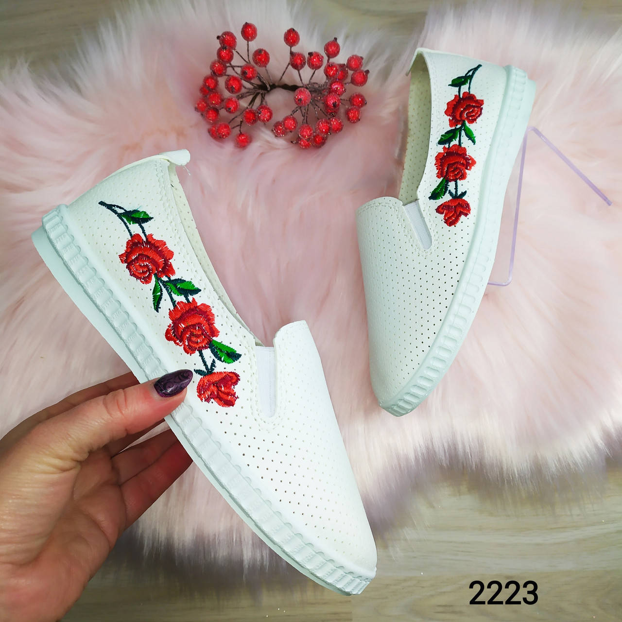 Женские белые мокасины, слипоны с вышивкой. Перфорированные, дышащие. Украина.
Женские белые мокасины, слипоны с вышивкой. Перфорированные, дышащие. Украина.