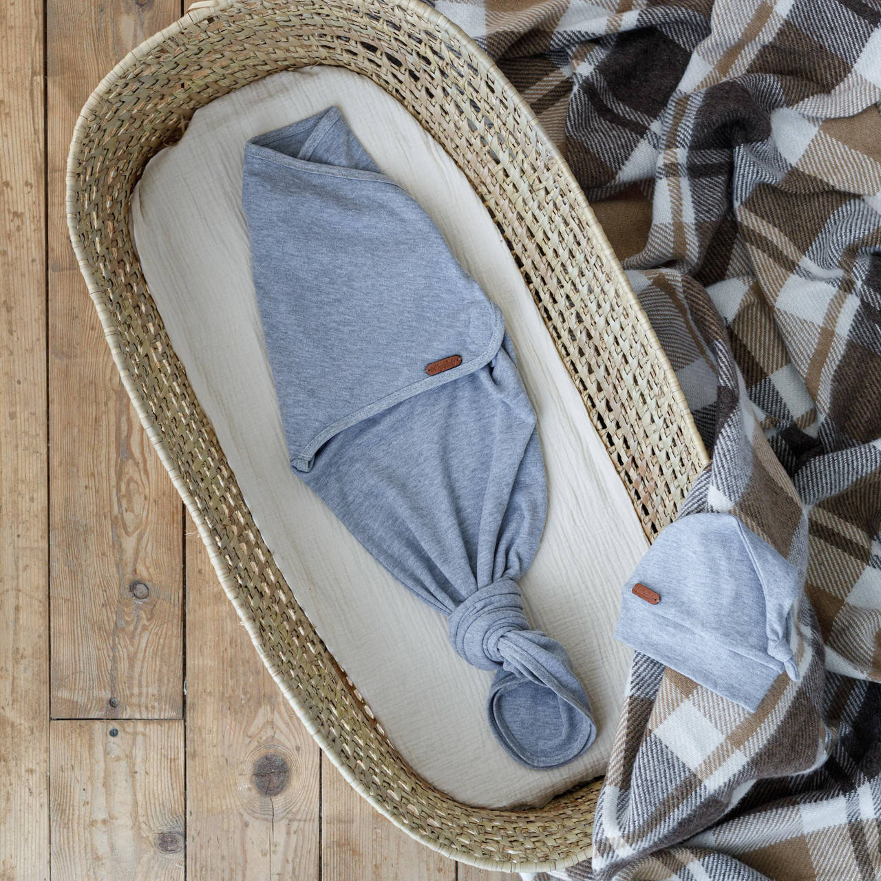 Безразмерная пеленка на липучках с шапочкой "Каспер", Серый меланж 
Безразмерная пеленка на липучках с шапочкой "Каспер", Серый меланж