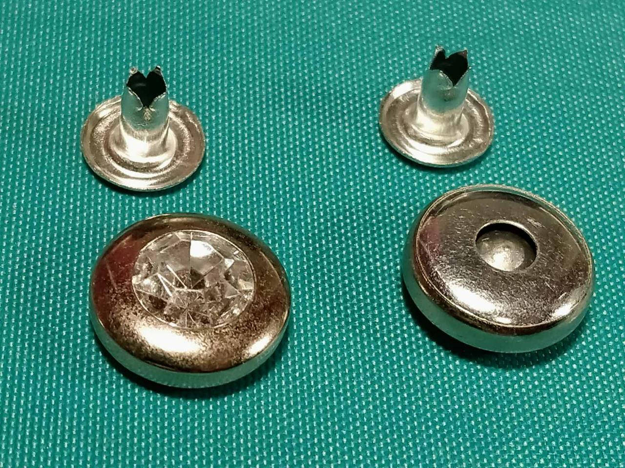 Хольнитен -заклёпка 10мм с камнем(50штук), Серебристый
Хольнитен -заклёпка 10мм с камнем(50штук), Серебристый