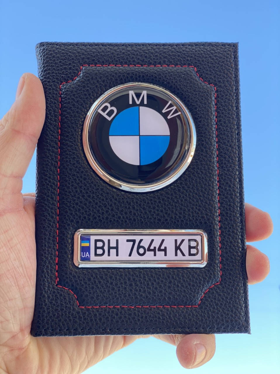 Кожаная обложка для автодокументов с логотипом BMW и гос. номером авто ребристая кожа с красной ниткою
Кожаная обложка для автодокументов с логотипом BMW и гос. номером авто ребристая кожа с красной ниткою