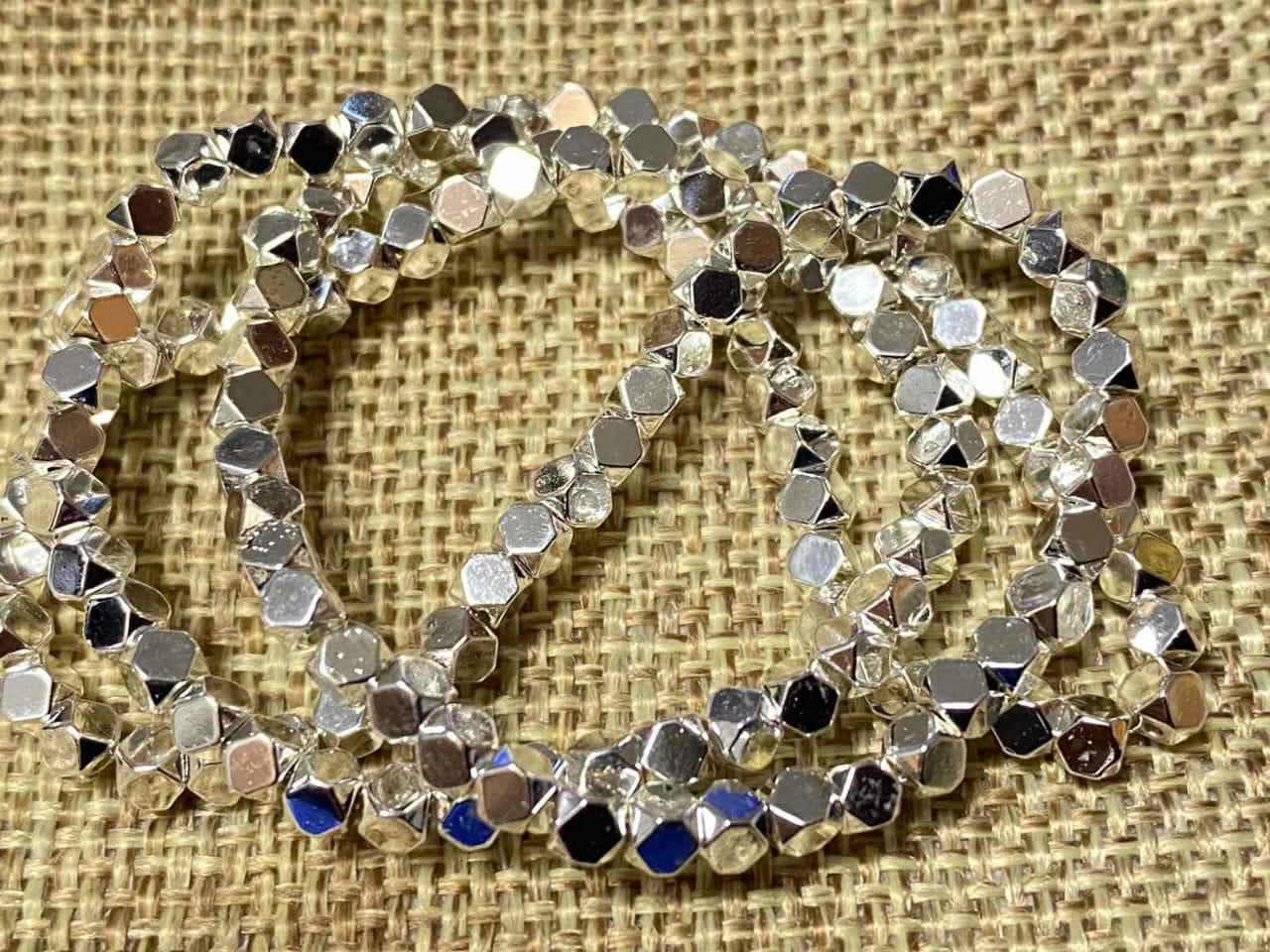 Бусины Гематит шестигранник на нитке d-3х3мм 135шт(+-) цвет серебро 
Бусины Гематит шестигранник на нитке d-3х3мм 135шт(+-) цвет серебро