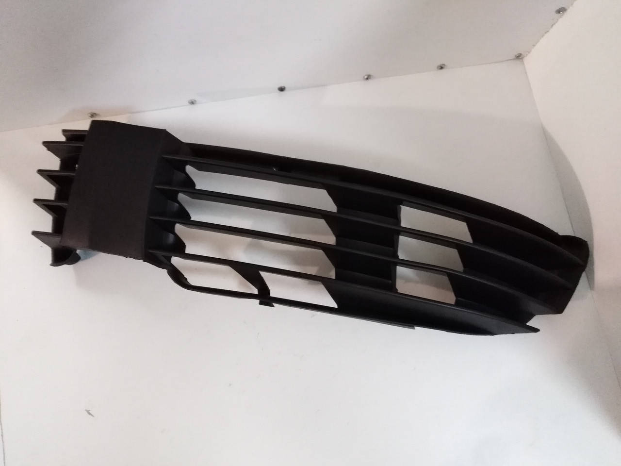 Решетка бампера левая Volkswagen Passat B5, Пассат Б5. 2000 - 2005. 3B0853665H., Черный
Решетка бампера левая Volkswagen Passat B5, Пассат Б5. 2000 - 2005. 3B0853665H., Черный