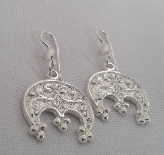 "Лунницы" серьги на крючках из серебра 925-ой пробы
"Лунницы" серьги на крючках из серебра 925-ой пробы