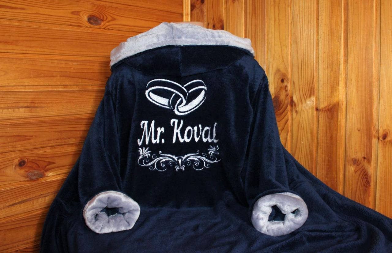 Халат іменний з індивідуальним написом.
Халат іменний з індивідуальним написом.