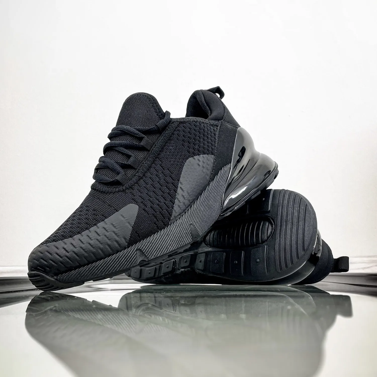 Мужские кроссовки черные текстильные в стиле Найк Air Max 270 на воздушной подушке 41, Черный
Мужские кроссовки черные текстильные в стиле Найк Air Max 270 на воздушной подушке 41, Черный