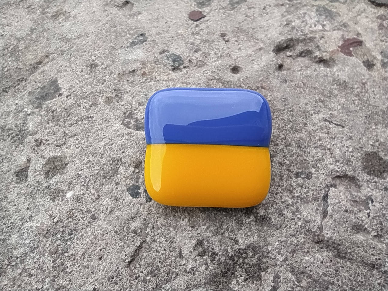 Брошка Прапор України, жовто-блакитна. Скло, техніка ф'юзинг ( спікання скла). Ручна робота
Брошка Прапор України, жовто-блакитна. Скло, техніка ф'юзинг ( спікання скла). Ручна робота