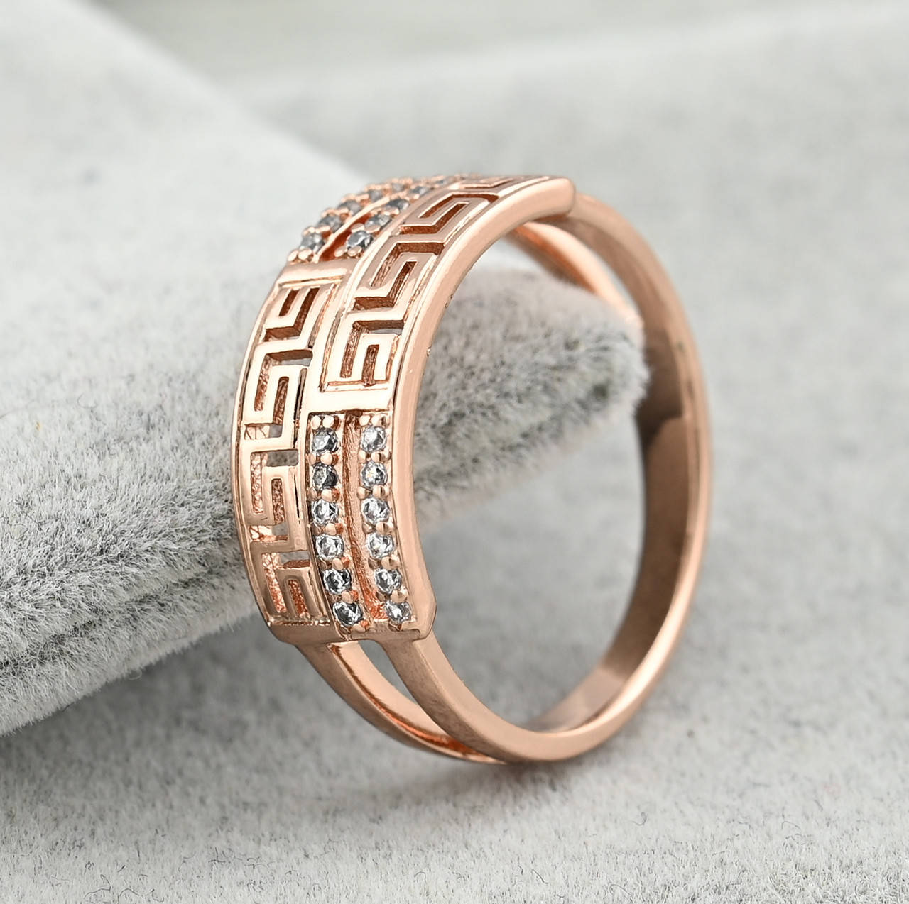 Кольцо 36180 ширина 7 мм белые фианиты позолота РО размер 17
Кольцо 36180 ширина 7 мм белые фианиты позолота РО размер 17