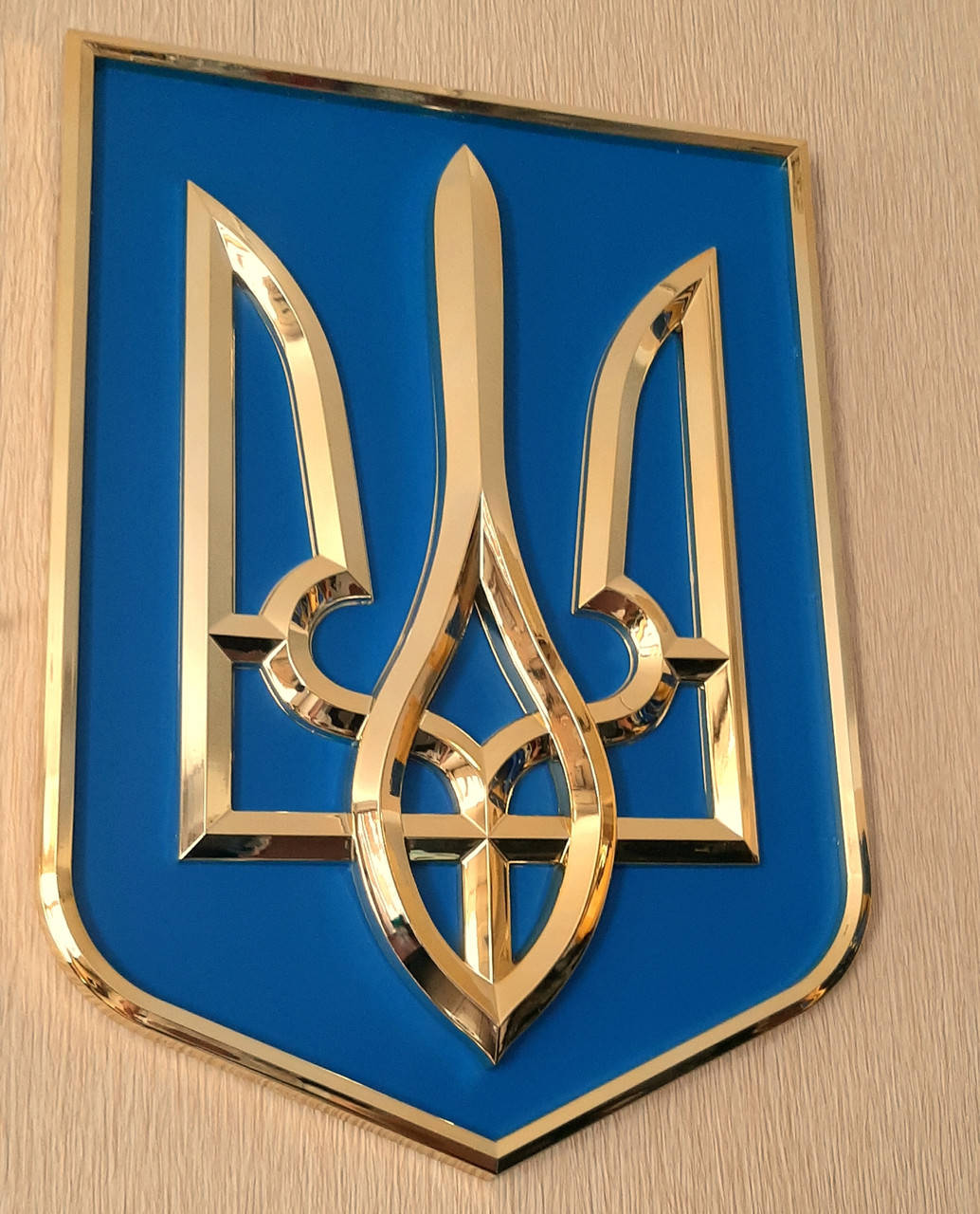 Герб Украины настенный, герб Украины на стену, Герб трезубец Украины объемный золотой пластиковый
Герб Украины настенный, герб Украины на стену, Герб трезубец Украины объемный золотой пластиковый