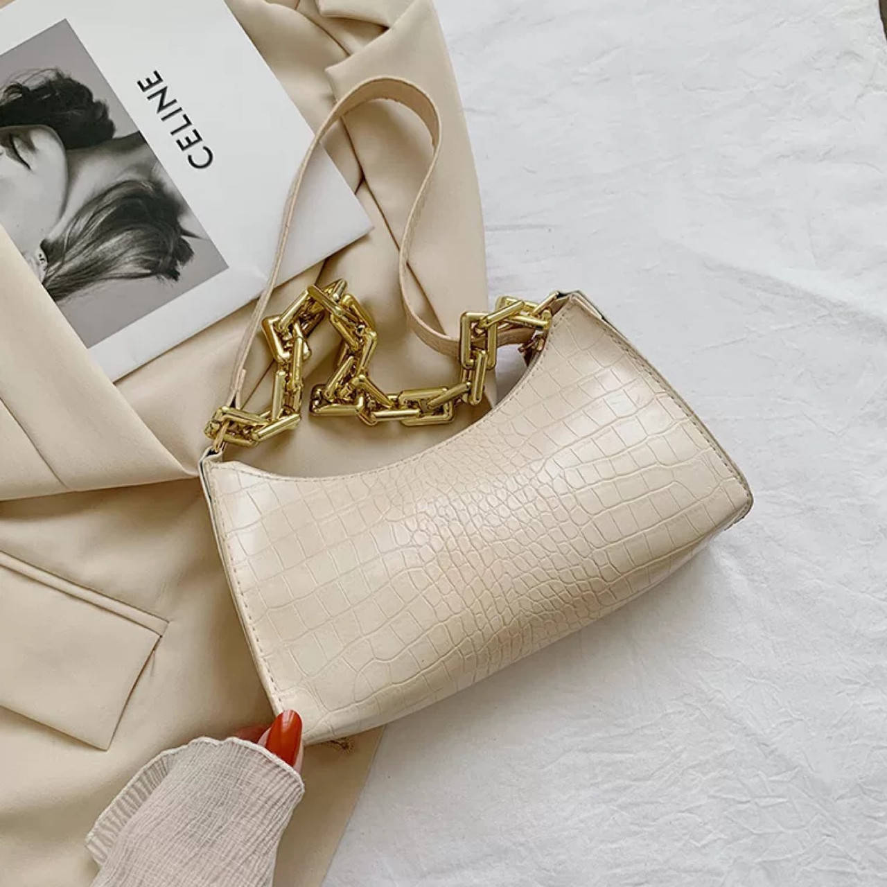 Женская сумочка через плечо багет на ремешке толстой цепочке рептилия крокодиловая кожа белая молочная бежевая, Бежевый
Женская сумочка через плечо багет на ремешке толстой цепочке рептилия крокодиловая кожа белая молочная бежевая, Бежевый