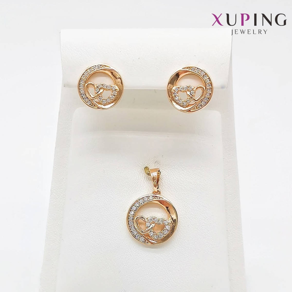 Комплект Xuping (серьги + подвеска), белые фианиты (куб.цирконий), размер 12х12 и 21х14 мм, вес 14 г, позолота
Комплект Xuping (серьги + подвеска), белые фианиты (куб.цирконий), размер 12х12 и 21х14 мм, вес 14 г, позолота