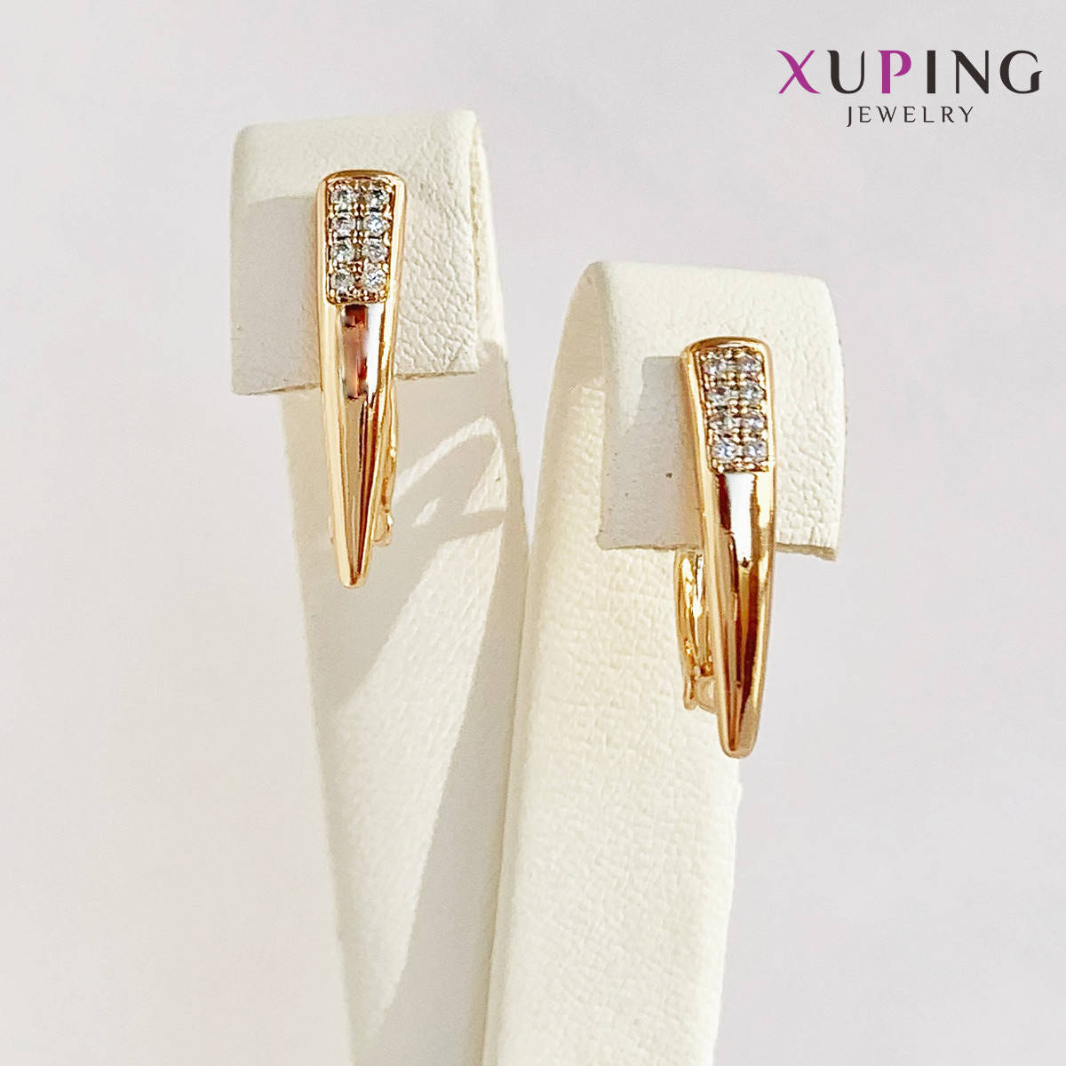 Серьги Xuping, размер 18х3 мм, белые фианиты (куб. цирконий), вес 3 г, позолота 18K ХР01516 (1)
Серьги Xuping, размер 18х3 мм, белые фианиты (куб. цирконий), вес 3 г, позолота 18K ХР01516 (1)