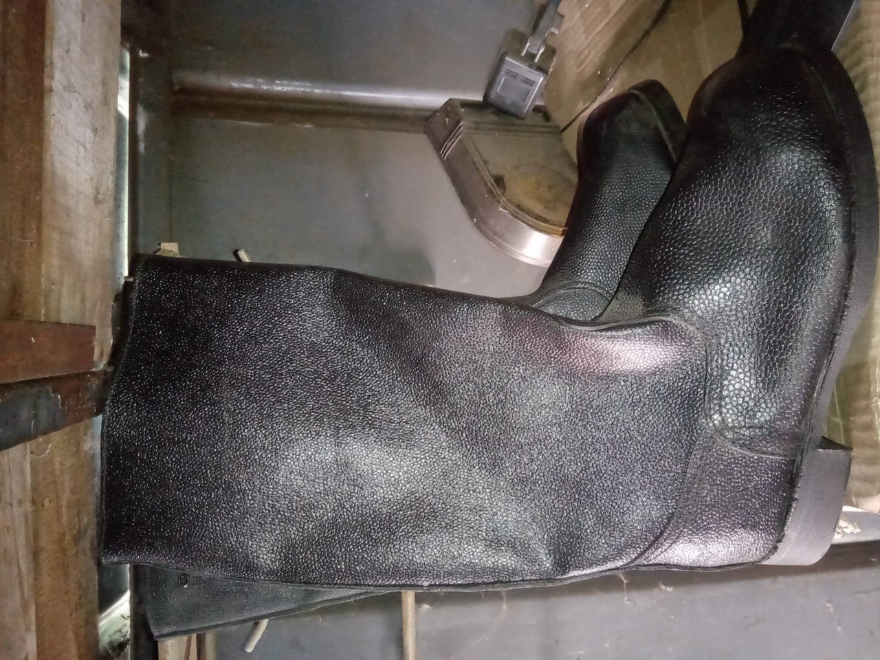 Сапоги кирзовые советские 1991 года размер 42.
Сапоги кирзовые советские 1991 года размер 42.