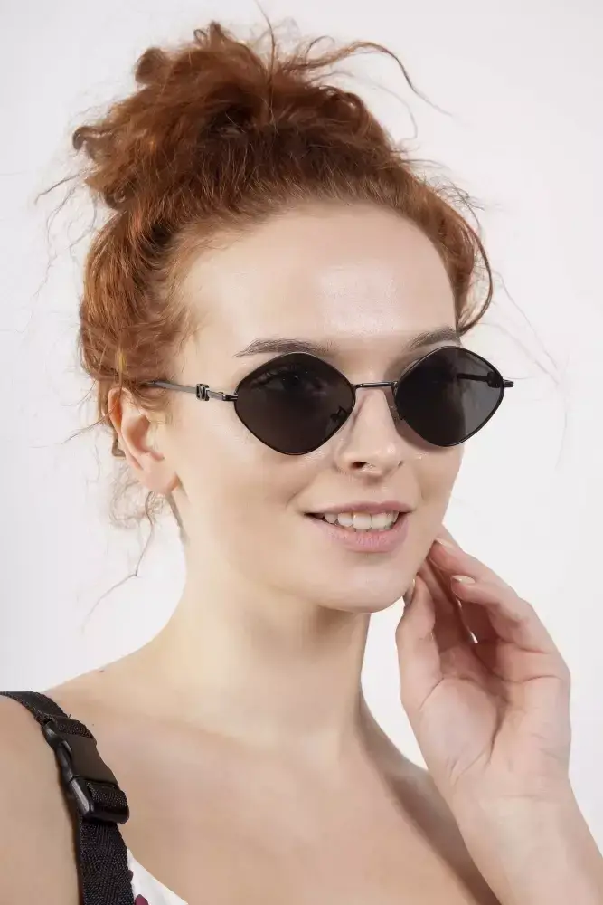 Очки солнцезащитные чёрные с линзами в форме ромбов, Черный
Очки солнцезащитные чёрные с линзами в форме ромбов, Черный