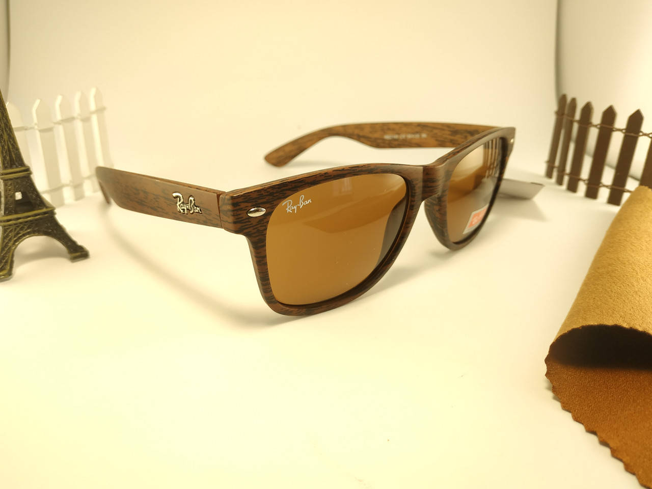 Очки солнцезащитные Ray Ban Wayfarer коричневые с текстурой дерева, очки от солнца унисекс, Коричневый
Очки солнцезащитные Ray Ban Wayfarer коричневые с текстурой дерева, очки от солнца унисекс, Коричневый