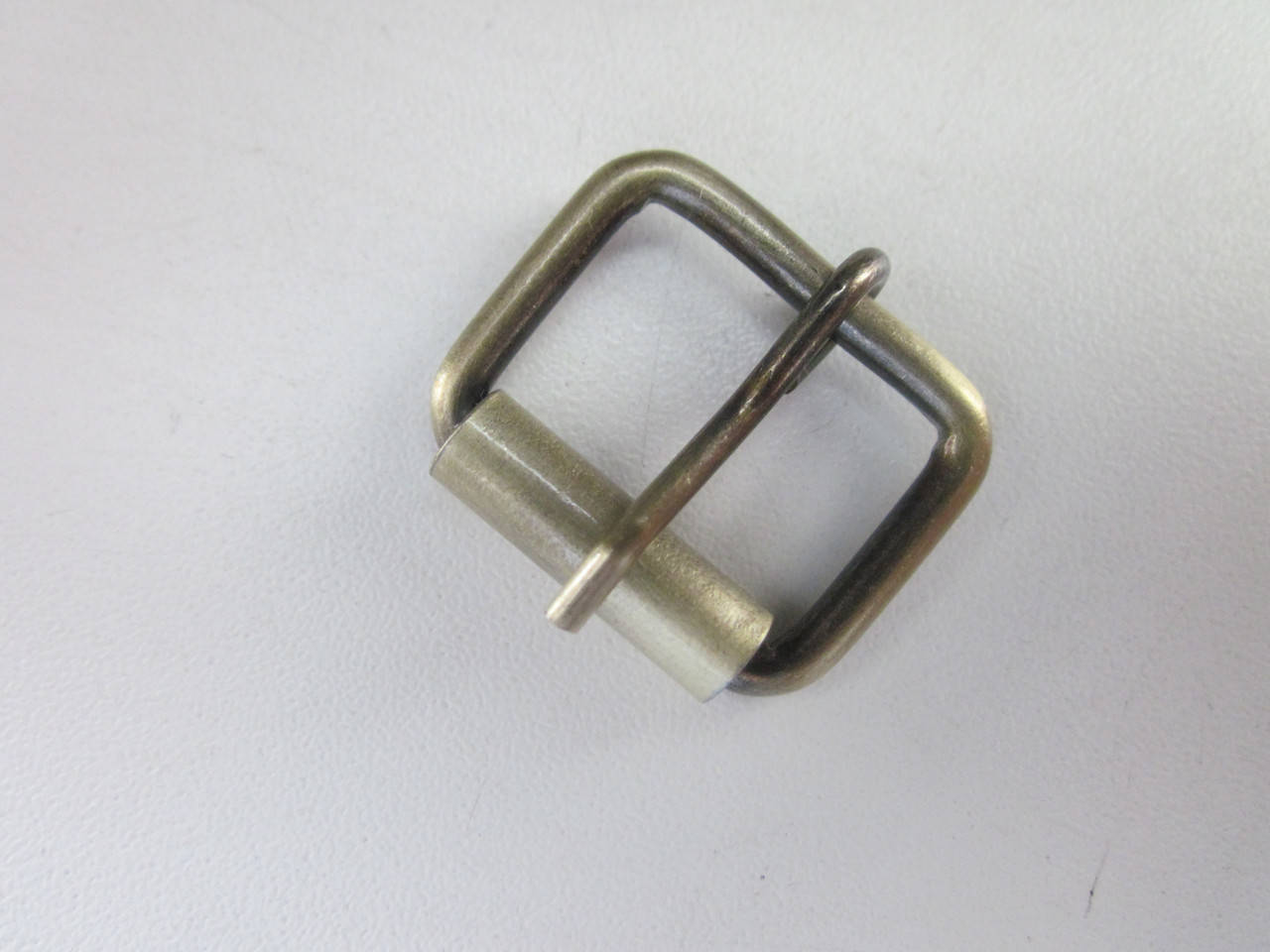 Пряжка 3.5 х 25 х 25 мм тёртый антик
Пряжка 3.5 х 25 х 25 мм тёртый антик