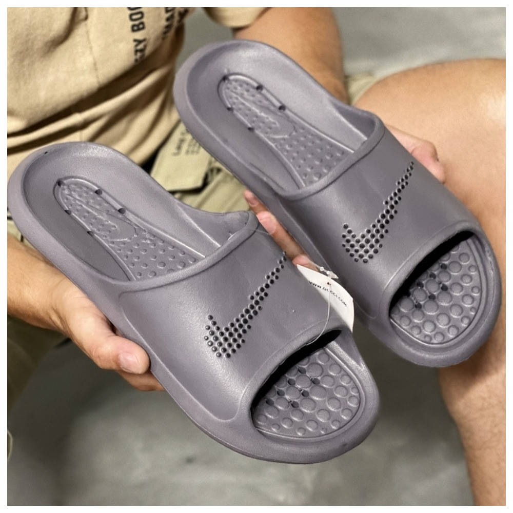 Мужские шлепанцы Nike Victori One Shower Slide, серые шлепки найк виктори сланцы слипоны тапки, Серый
Мужские шлепанцы Nike Victori One Shower Slide, серые шлепки найк виктори сланцы слипоны тапки, Серый