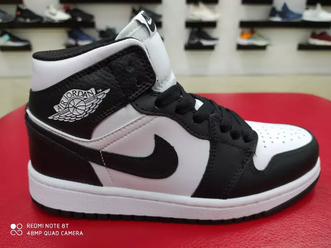 Подростковые кроссовки Nike Air Jordan 1 Retro / баскетбольные Найк аир джордан ретро, Черно-белый
Подростковые кроссовки Nike Air Jordan 1 Retro / баскетбольные Найк аир джордан ретро, Черно-белый