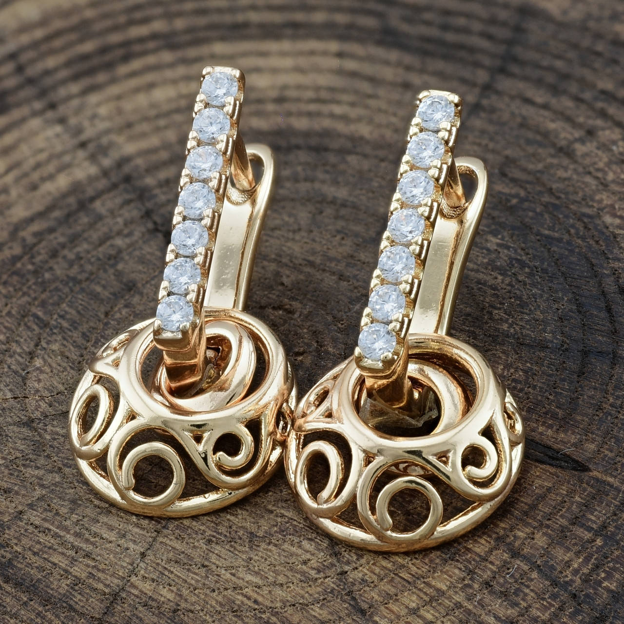 Серьги Xuping 35294 размер 24х12 мм белые фианиты вес 3.2 г позолота 18К
Серьги Xuping 35294 размер 24х12 мм белые фианиты вес 3.2 г позолота 18К