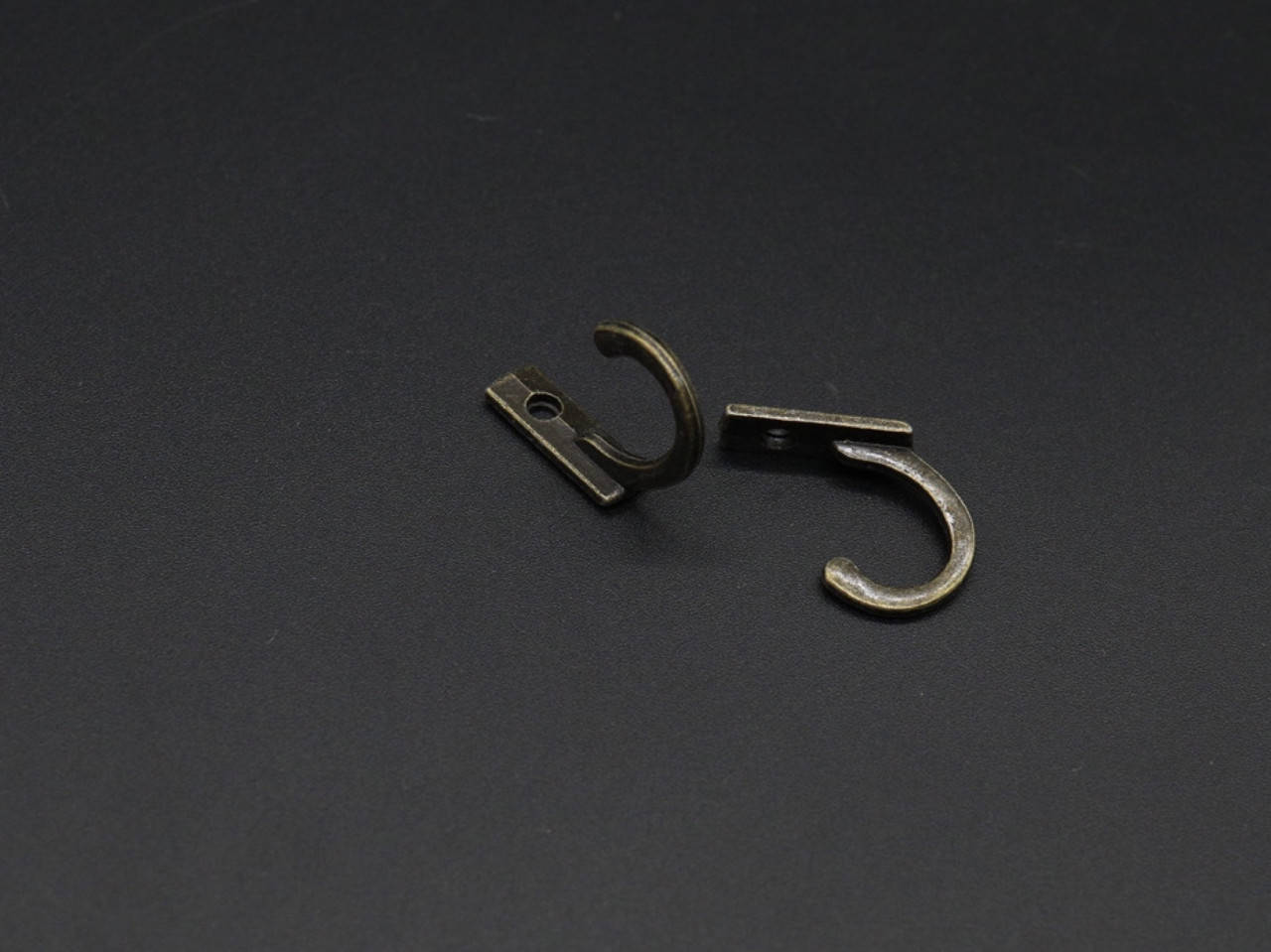 Крючок металлический. Цвет "темная старая бронза". 22х6 мм
Крючок металлический. Цвет "темная старая бронза". 22х6 мм