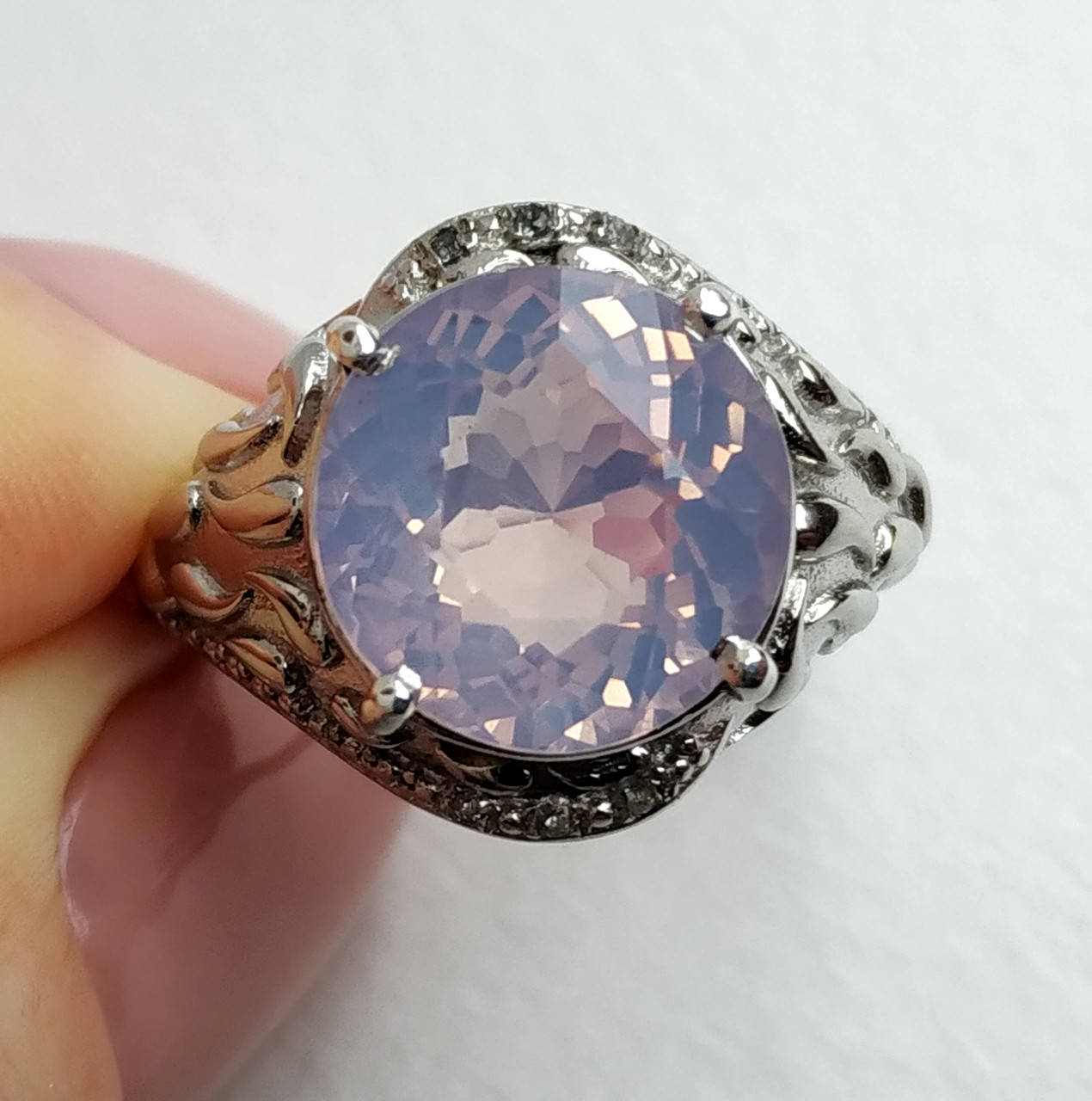 Редкость Кольцо с натуральным лавандовым аметистом 5.12 ct (12 мм) и белыми топазами Размер 18
Редкость Кольцо с натуральным лавандовым аметистом 5.12 ct (12 мм) и белыми топазами Размер 18