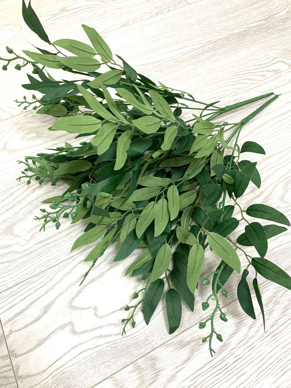 Декоративная ветка рускус зелёный ( 50 см ) 
Декоративная ветка рускус зелёный ( 50 см )