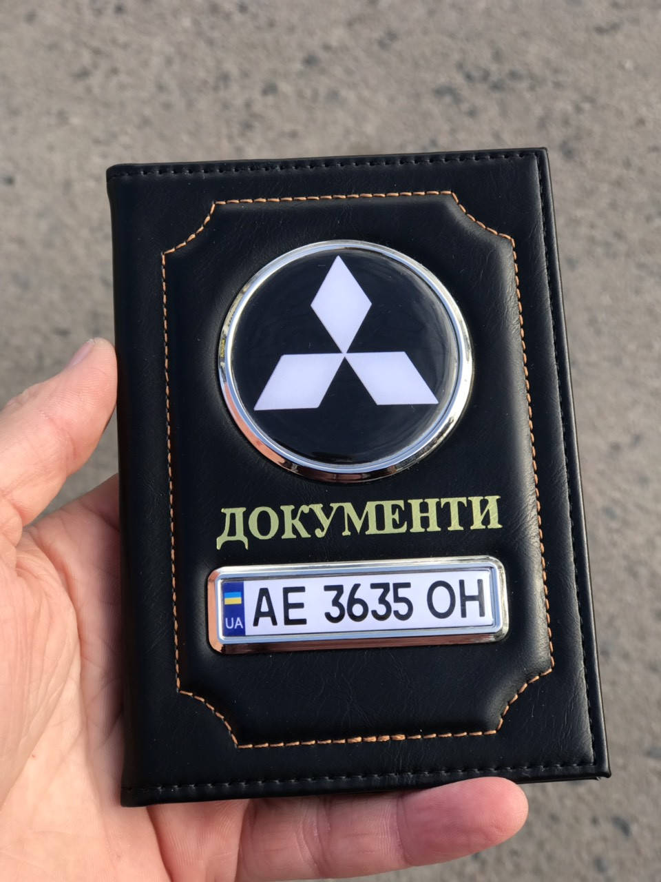 Кожаная обложка для автодокументов Mitsubushi с логотипом и гос. номером авто черная глянцевая кожа документи
Кожаная обложка для автодокументов Mitsubushi с логотипом и гос. номером авто черная глянцевая кожа документи
