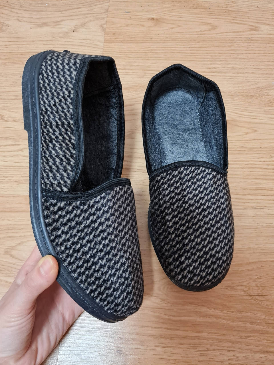 Чоловічі тапочки з задніком. Мужские тапки с задником. 
Чоловічі тапочки з задніком. Мужские тапки с задником.