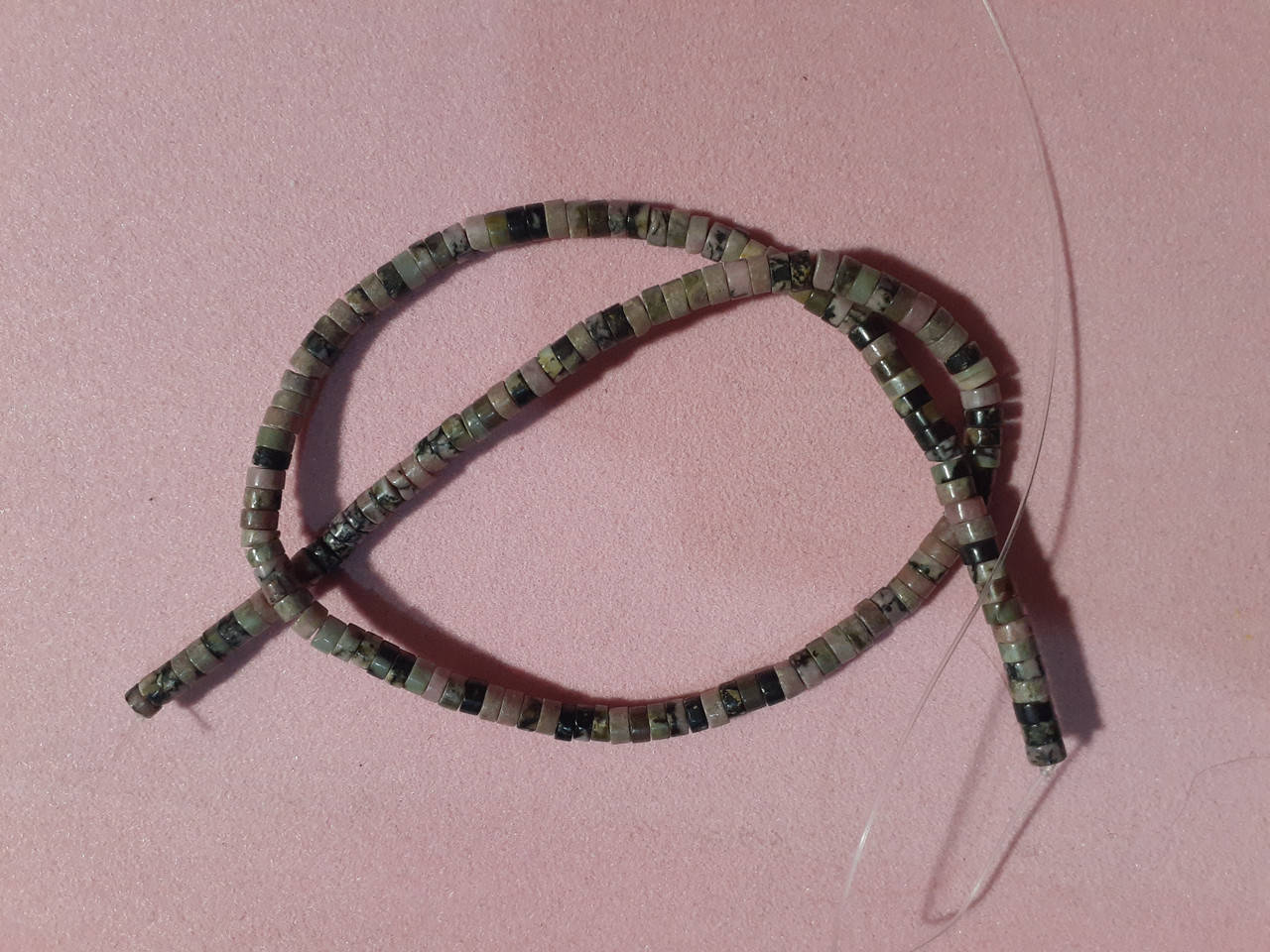 Бусины Родонит на нитке монетка d-5х2.5мм(+-) L-40см(+-) 
Бусины Родонит на нитке монетка d-5х2.5мм(+-) L-40см(+-)