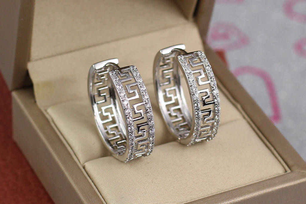 Серьги Xuping Jewelry кольца с резным греческим узором по краям дорожки из камешков 2.5 см серебристые
Серьги Xuping Jewelry кольца с резным греческим узором по краям дорожки из камешков 2.5 см серебристые