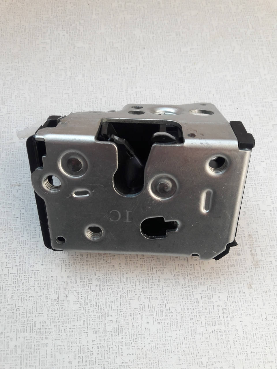 Замок боковой сдвижной двери на Fiat Ducato, Peugeot Boxer, Citroen Jumper (2002-2006), 1339729080, 9138C5
Замок боковой сдвижной двери на Fiat Ducato, Peugeot Boxer, Citroen Jumper (2002-2006), 1339729080, 9138C5