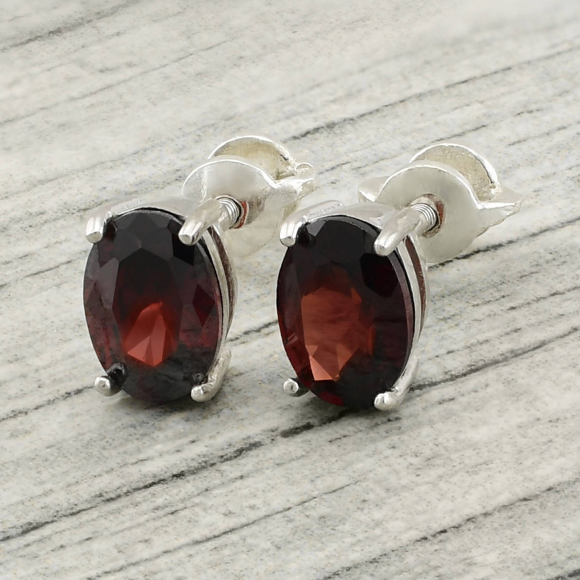 Серебряные серьги гвоздики ps337e размер 7х5 мм бордовые фианиты вес серебра 1.2 г
Серебряные серьги гвоздики ps337e размер 7х5 мм бордовые фианиты вес серебра 1.2 г