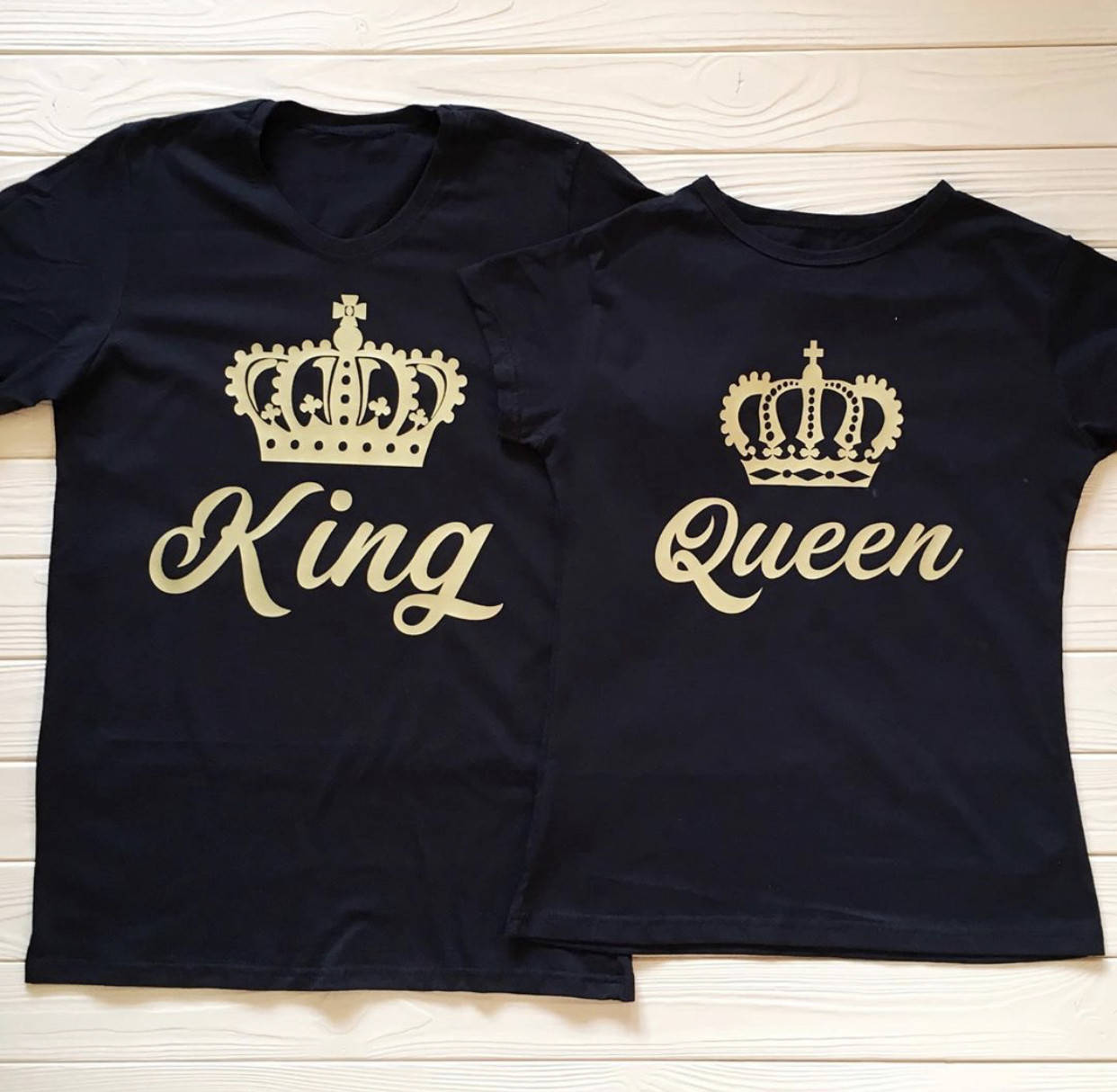 Черные Парные футболки для парня и девушки . 100 % Хлопок - King\Queen 
Черные Парные футболки для парня и девушки . 100 % Хлопок - King\Queen