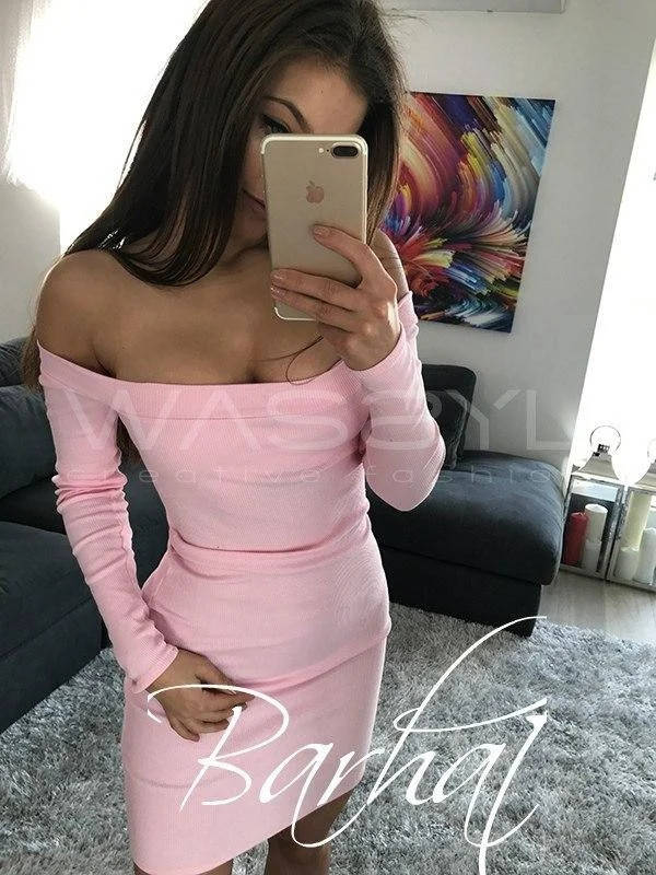 Женское платье с открытыми плечами из дайвинга 
Женское платье с открытыми плечами из дайвинга