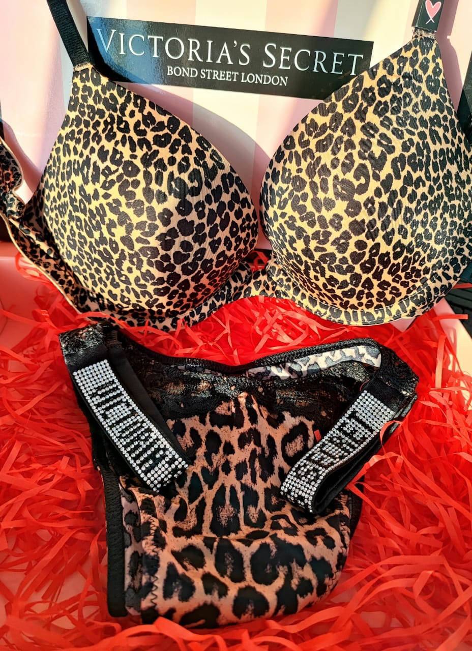 Комплект бюстгальтер Sexy Tee Push-Up Bra + Трусики Victoria’s Secret Bombshell Shine Strap Brazilian Panty, Черный
Комплект бюстгальтер Sexy Tee Push-Up Bra + Трусики Victoria’s Secret Bombshell Shine Strap Brazilian Panty, Черный