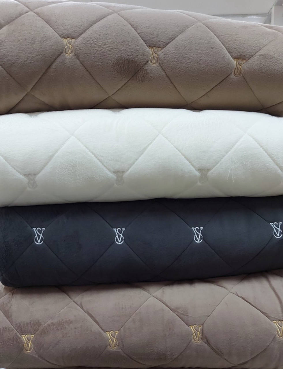 Велюровое стеганое покрывало с прослойкой синтепона 210х230, Разные цвета 
Велюровое стеганое покрывало с прослойкой синтепона 210х230, Разные цвета