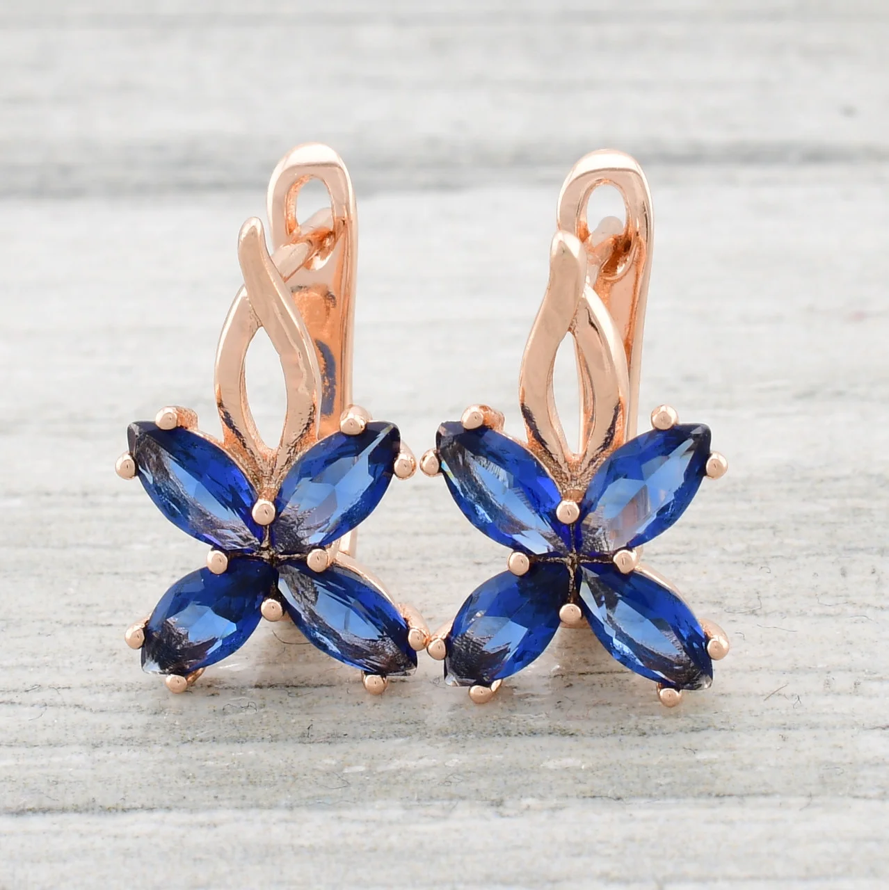 Серьги Xuping Цветочные самоцветы 23737 размер 16х10 мм синие фианиты вес 2.8 г позолота РО
Серьги Xuping Цветочные самоцветы 23737 размер 16х10 мм синие фианиты вес 2.8 г позолота РО