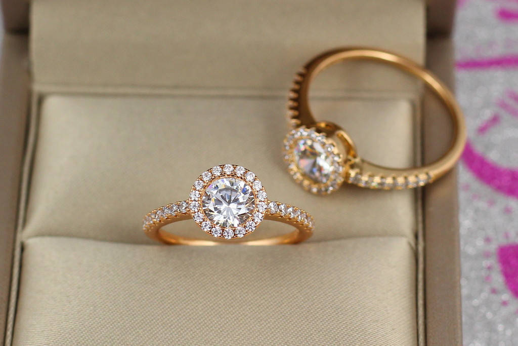 Кольцо Xuping Jewelry тонкое камень в кругу мелких камней по бокам камни р 19 золотистое
Кольцо Xuping Jewelry тонкое камень в кругу мелких камней по бокам камни р 19 золотистое