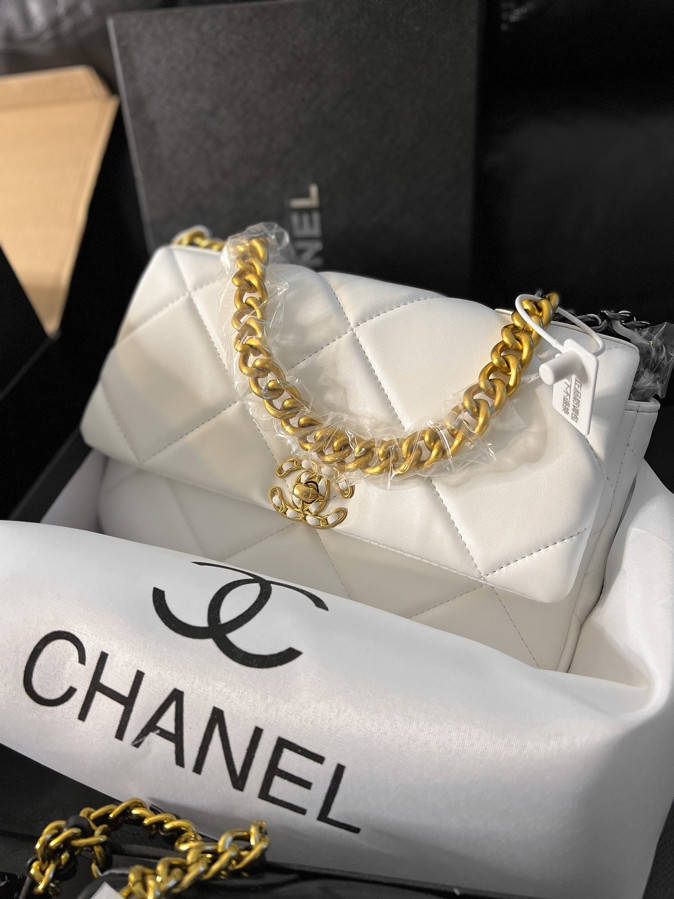 

Сумка Шанель белая Премиум Chanel 19 White Premium 24x16x7, Белый