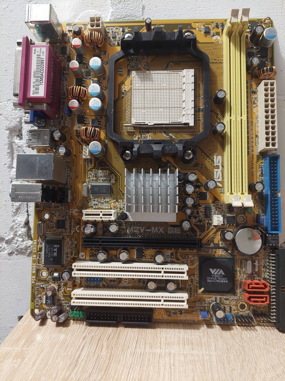 

Материнская плата Asus M2V-MX SE Socket AM2 MicroATX 2DDR2