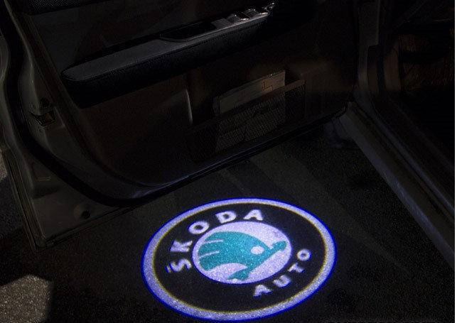 

Подсветка логотипа авто на двери Skoda