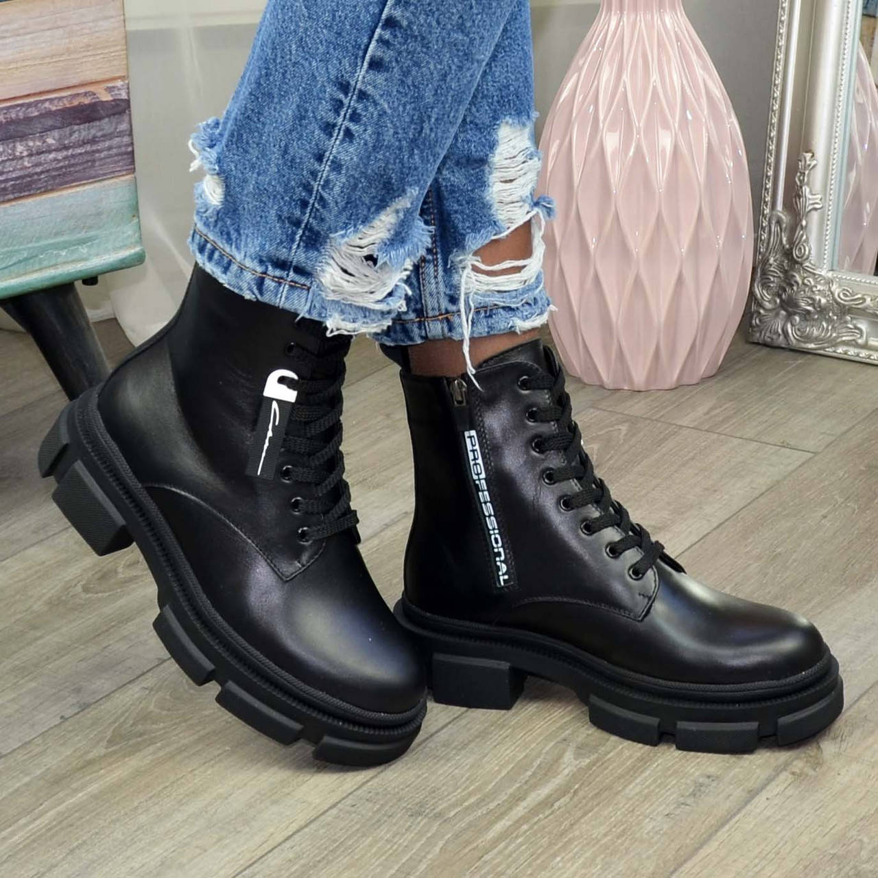 

Ботинки кожаные женские на шнуровке. Цвет черный