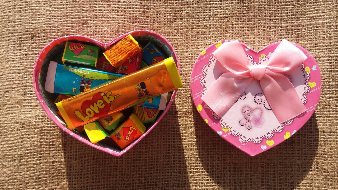 

Жвачки Love is 5 вкусов микс жевательная резинка лове ис подарочный набор 70 штук