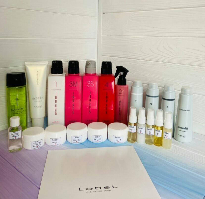 

Разлив комплексной процедуры ухода LebeL Абсолютное счастье для волос 11 элементов с шампунем.