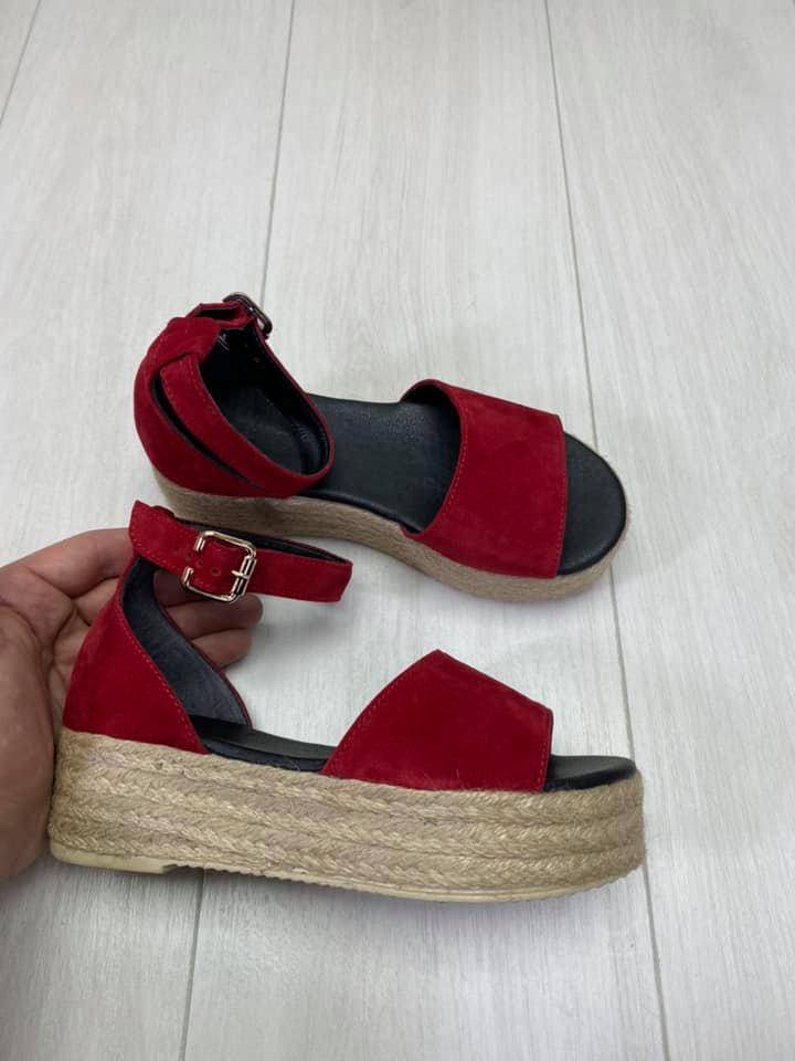 

Босоножки из натуральной кожи на платформе 4,5 см с закрытой пяткой и ремешком вокруг щиколотки красная замша