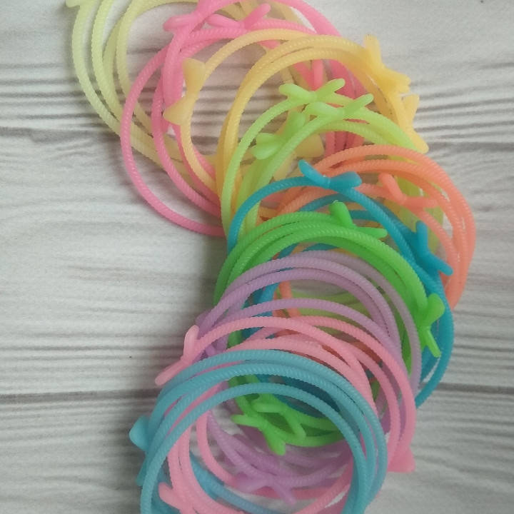 

Резинки-браслеты силиконовые с бантиками фосфорные