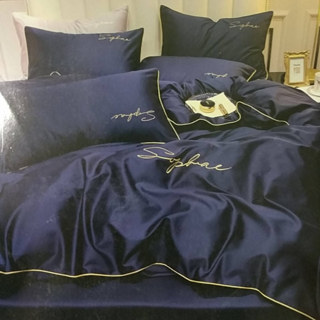 

Сатиновое постельное белье полуторка HOME TEXTILE темно синий.
