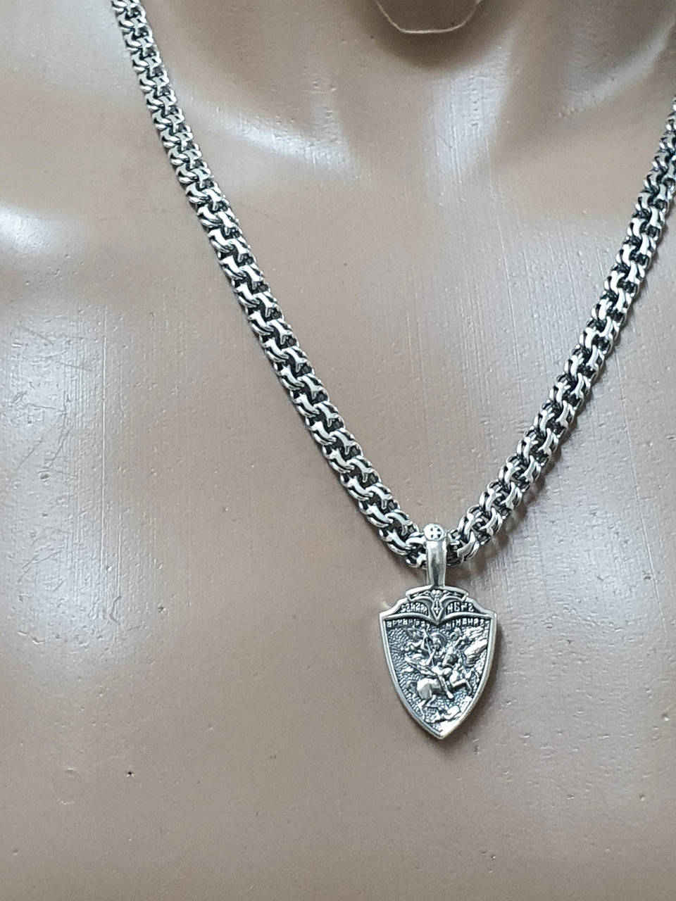 

Серебряная цепочка с кулоном