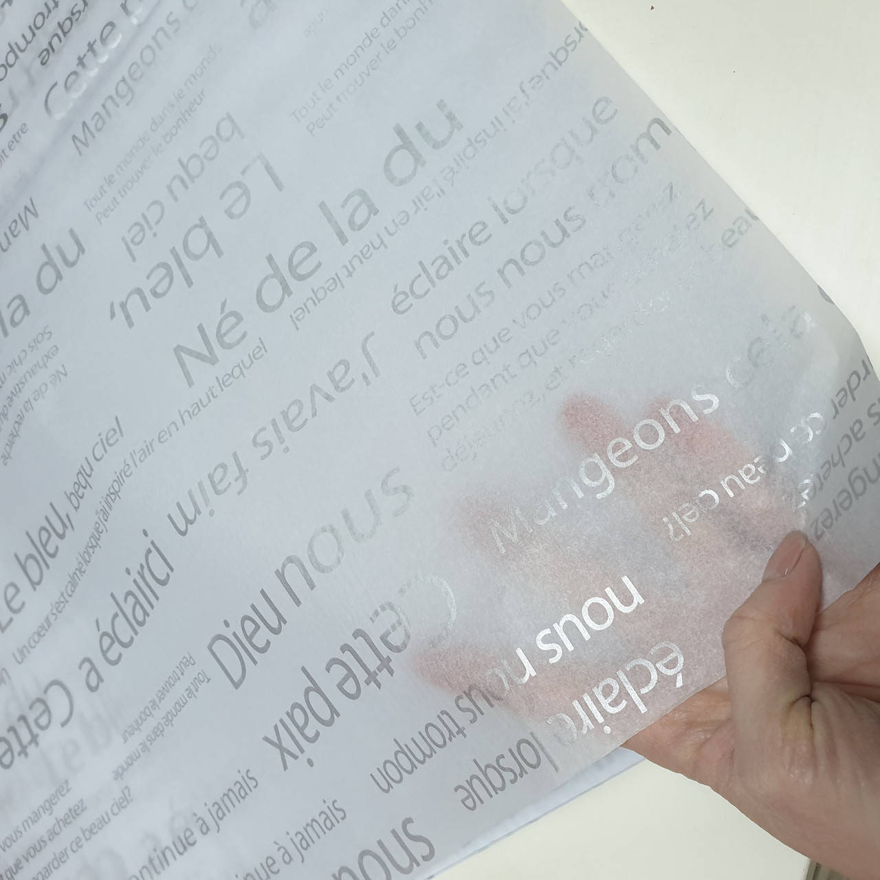 

Бумага Тишью в листах 75*50см. Серебристые буквы на белом фоне.