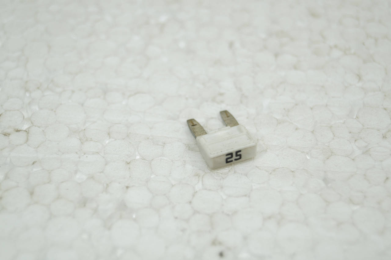 

Предохранитель 25А mini. 7703297157. Б.У